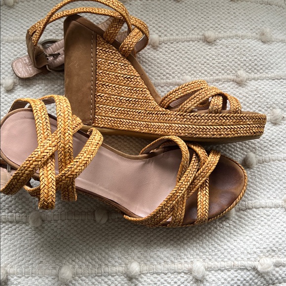 Stuart Weitzman strapped wedge platform sandal in woven raffia in size 9. - Picture 2 of 5
